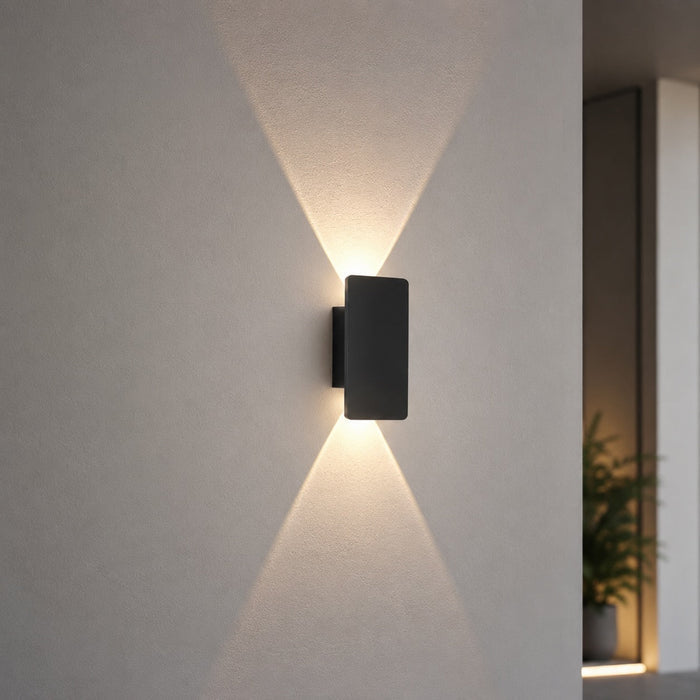 Nowoczesny kinkiet zewnętrzny LED 18W wykonany z aluminium, o klasie szczelności IP65, idealny do 0
