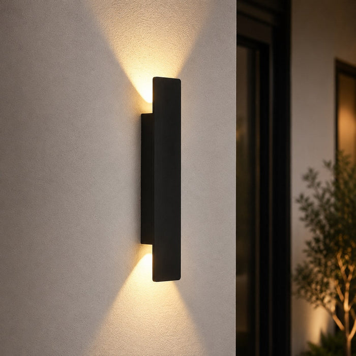 Nowoczesny kinkiet zewnętrzny LED 18W wykonany z aluminium, o klasie szczelności IP65, idealny do 1