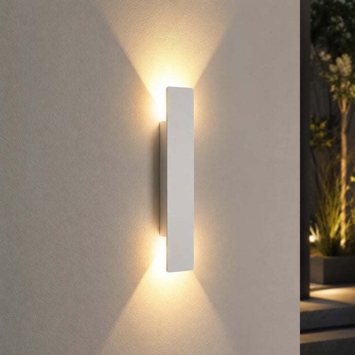 Nowoczesny kinkiet zewnętrzny LED 18W wykonany z aluminium, o klasie szczelności IP65, idealny do 2