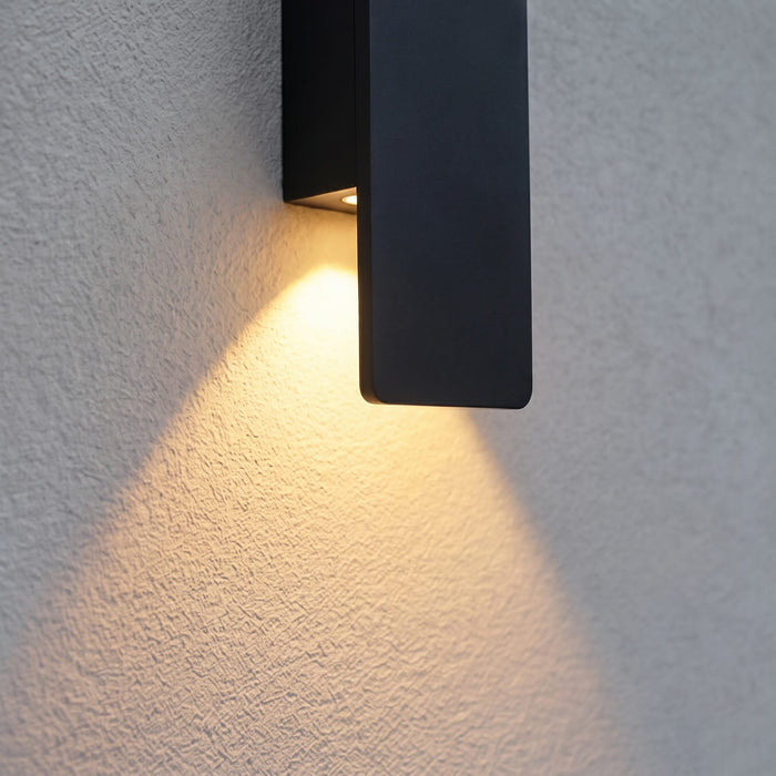 Nowoczesny kinkiet zewnętrzny LED 18W wykonany z aluminium, o klasie szczelności IP65, idealny do 3