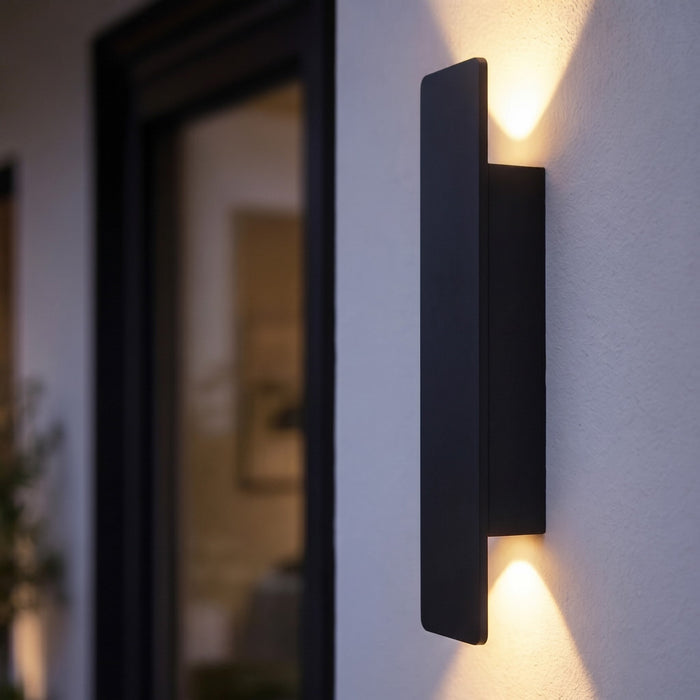 Nowoczesny kinkiet zewnętrzny LED 18W wykonany z aluminium, o klasie szczelności IP65, idealny do 4