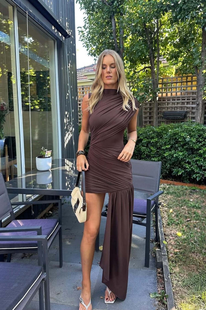 Asymetryczna suknia wieczorowa z rękawami typu cap i wysokim dekoltem – elegancka sukienka na formalne wesele 3