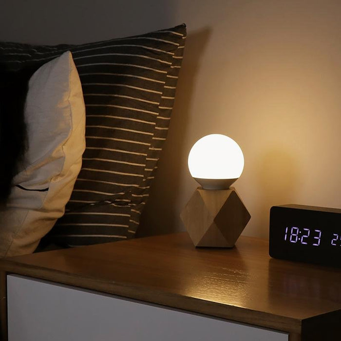 Lampka nocna z dotykowym sterowaniem, ładowaniem USB i nowoczesnym designem, featuring geometryczną podstawę LED 3