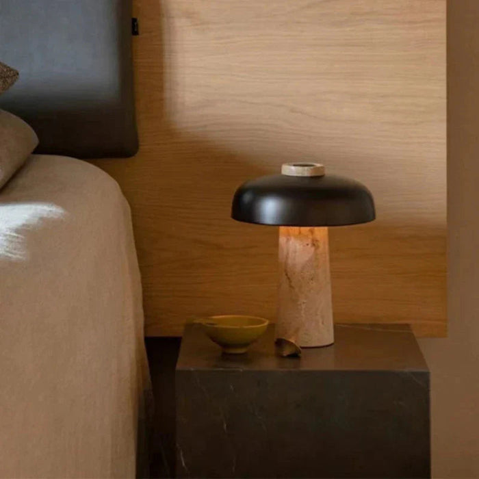 Czarna Lampa Stołowa z Naturalnego Trawertynu – Nordycki Design do Salonów i Wabi Sabi Decor 1
