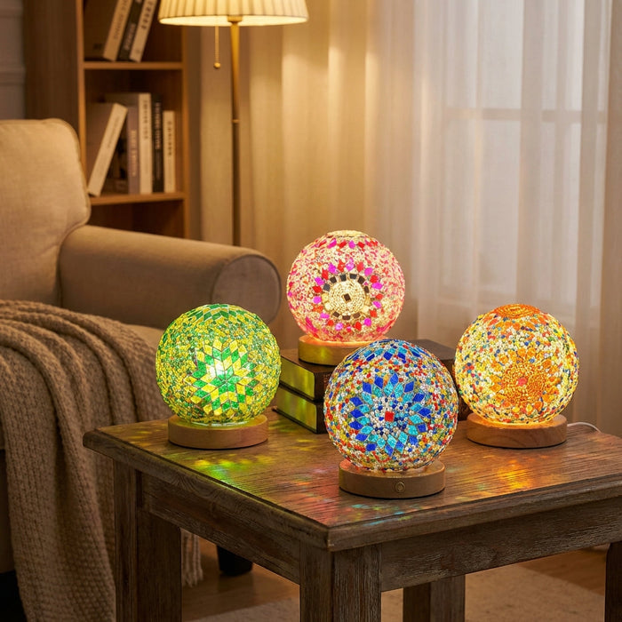 Lampa dekoracyjna Boho z mozaikowego szkła i drewna, emitująca ciepłe światło, zasilana 1