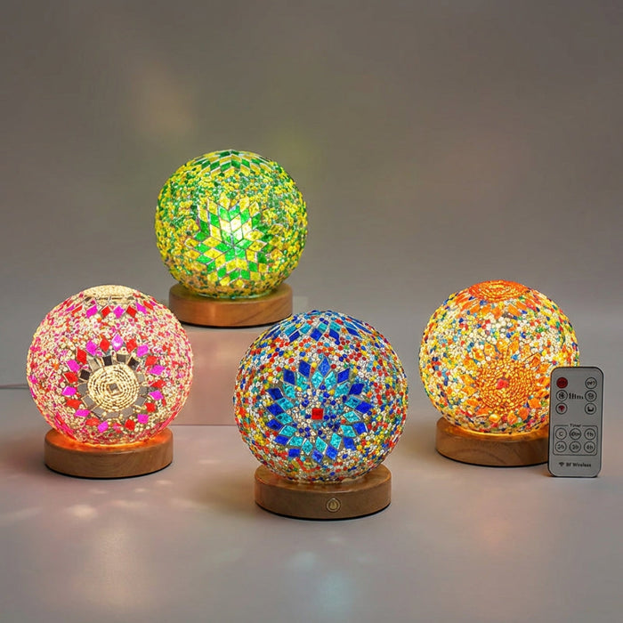 Lampa dekoracyjna Boho z mozaikowego szkła i drewna, emitująca ciepłe światło, zasilana 2