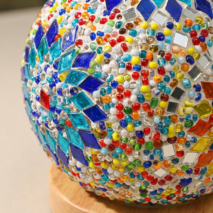 Lampa dekoracyjna Boho z mozaikowego szkła i drewna, emitująca ciepłe światło, zasilana 3