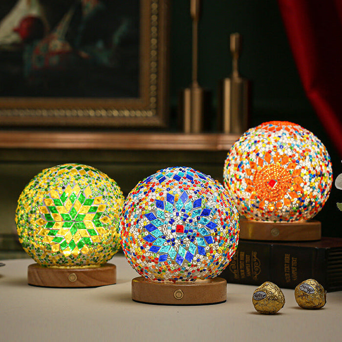 Lampa dekoracyjna Boho z mozaikowego szkła i drewna, emitująca ciepłe światło, zasilana 4