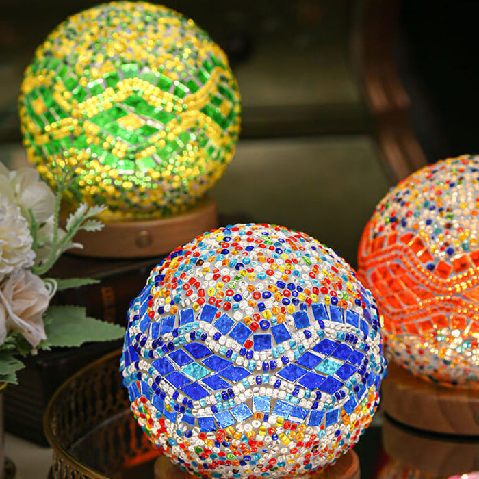 Lampa dekoracyjna Boho z mozaikowego szkła i drewna, emitująca ciepłe światło, zasilana 6