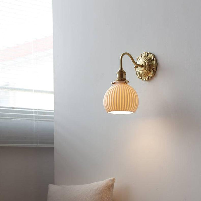 Mosiężna Lampa Ścienna z Ceramicznym Abażurem – Elegancki Kinkiet do Salonów i Sypialni 0