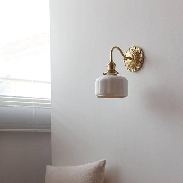 Mosiężna Lampa Ścienna z Ceramicznym Abażurem – Elegancki Kinkiet do Salonów i Sypialni 3