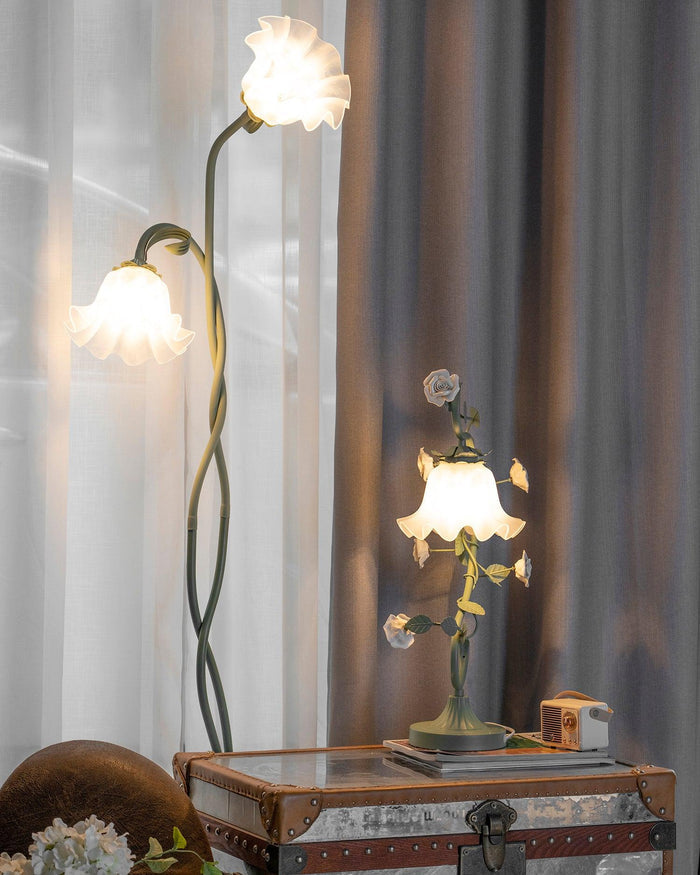 Lampa Stojąca Calla z Białymi Kwiatami i Zielonym Stojakiem – Elegancka Lampa do Salonu 2