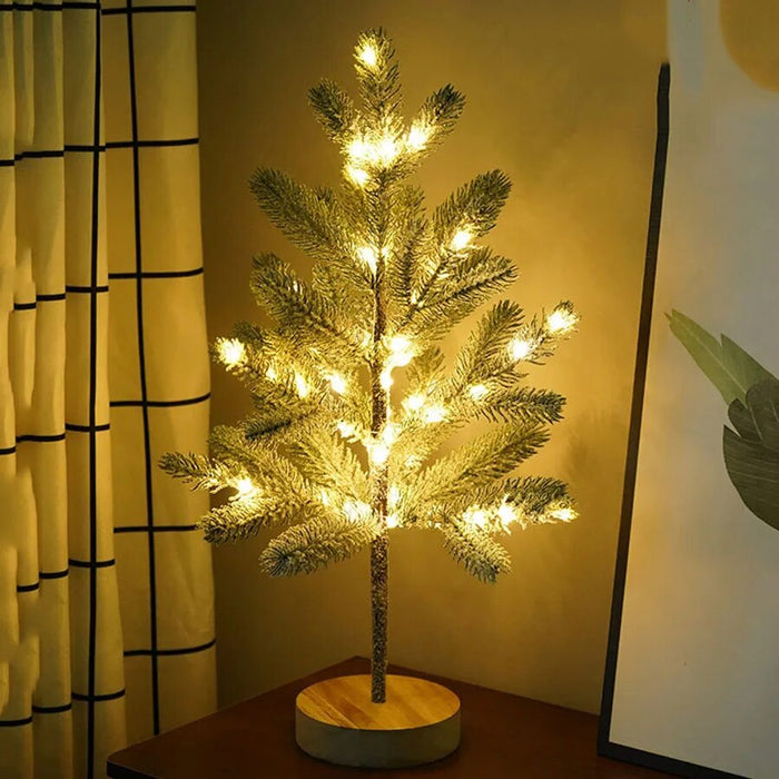 Dekoracyjna Choinka 50 cm z 50 Diodami LED – Sztuczna Sosna z Drewnianą Podstawą, Idealna na Stół 2