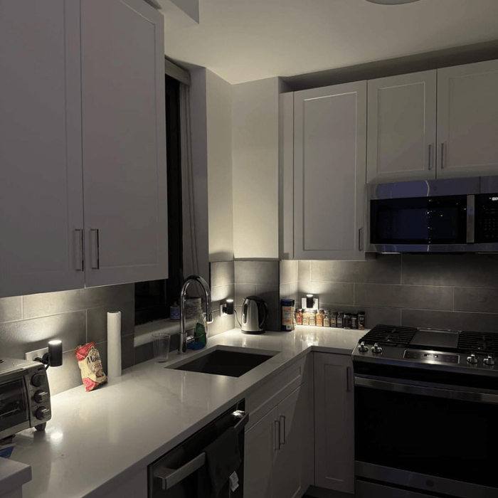 Ściemnialna lampa wtykowa LED z czujnikiem – nowoczesny design przemysłowy ułatwiający instalację 2