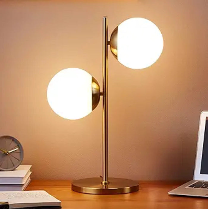 Lampa stołowa z matowego szkła, wyposażona w dwie żarówki, idealna do wnętrz w stylu sk 3