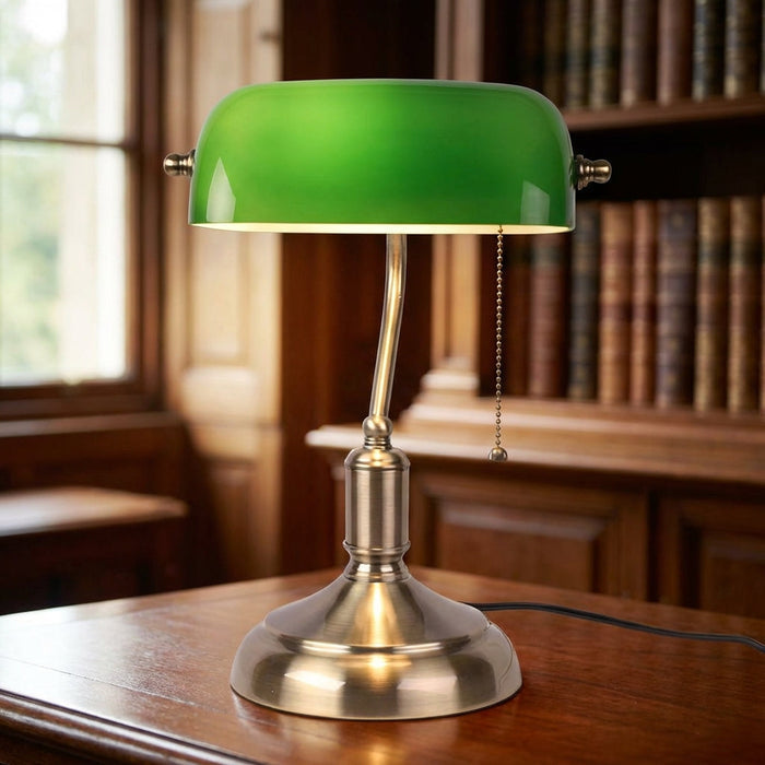 Lampa stołowa szklana z ręcznie wykonanym kloszem i polerowaną metalową podstawą, idealna do klasy 1
