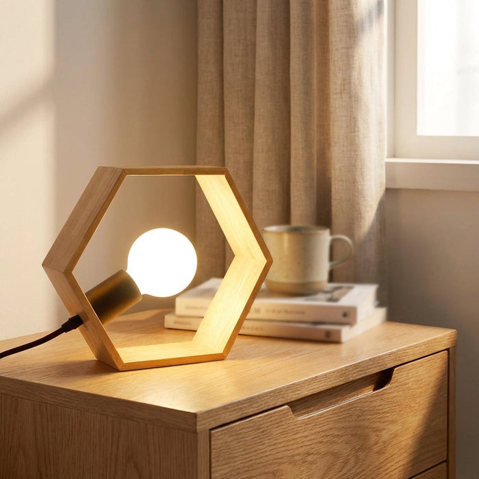 Lampa stołowa sześciokątna z naturalnego drewna o minimalistycznym designie, emitująca ciepłe światło 0