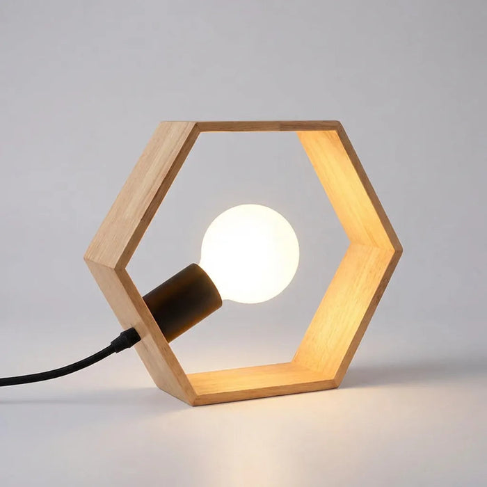 Lampa stołowa sześciokątna z naturalnego drewna o minimalistycznym designie, emitująca ciepłe światło 1