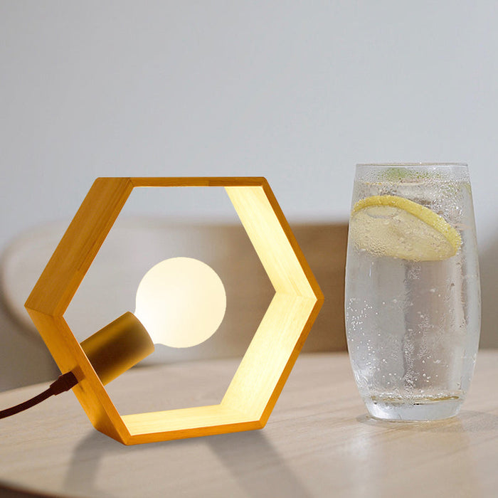 Lampa stołowa sześciokątna z naturalnego drewna o minimalistycznym designie, emitująca ciepłe światło 4
