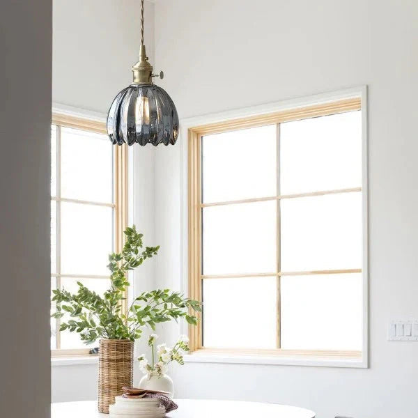 Japońska Lampa Wisząca Kwiatowa Retro – Szklana Lampa z Metalowym Wykończeniem 3