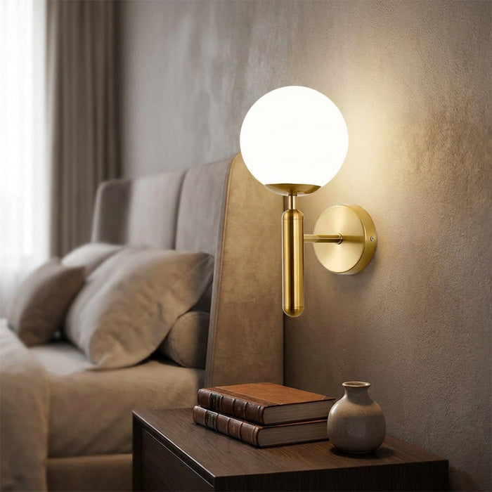 Lampa ścienna LED z ręcznie robionym kloszem w eleganckim metalowym wykończeniu, emitująca 1