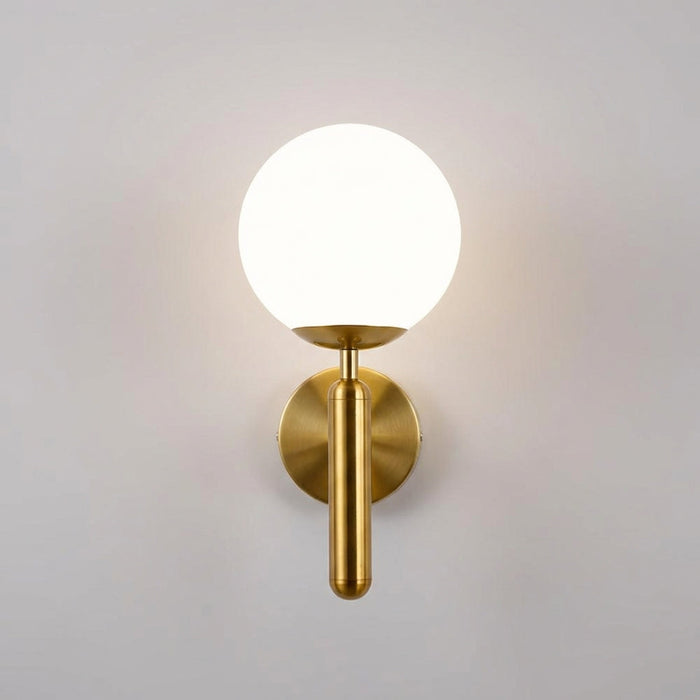 Lampa ścienna LED z ręcznie robionym kloszem w eleganckim metalowym wykończeniu, emitująca 2