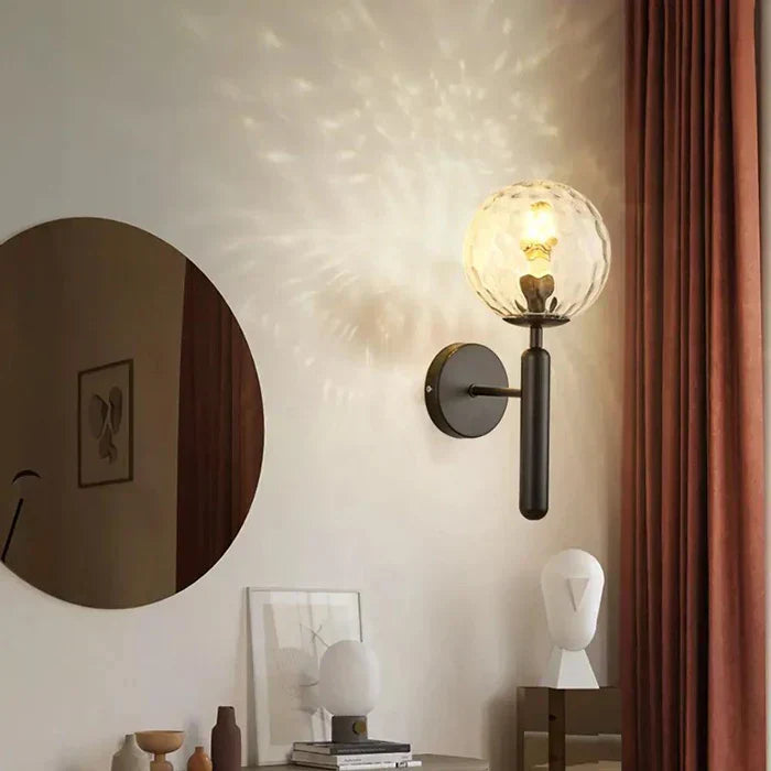 Lampa ścienna LED z ręcznie robionym kloszem w eleganckim metalowym wykończeniu, emitująca 4