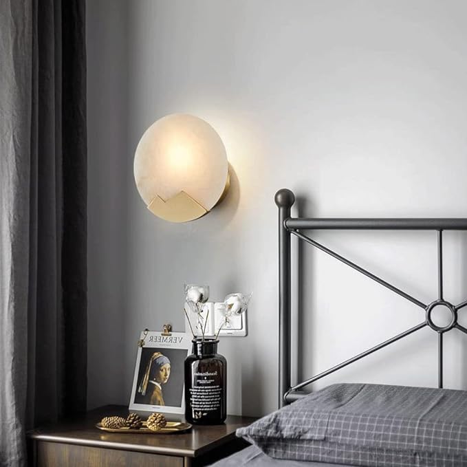 Minimalistyczna Lampa Ścienna z Marmurowym Abażurem i Mosiężnymi Elementami – Kinkiet E14 do Sypialni i Salonu 5