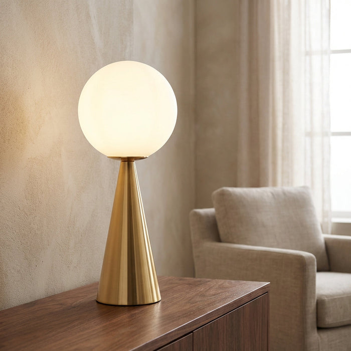 Nowoczesna lampa stołowa z matowego szkła i złotym wykończeniem, o rzeźbiarskim design 1