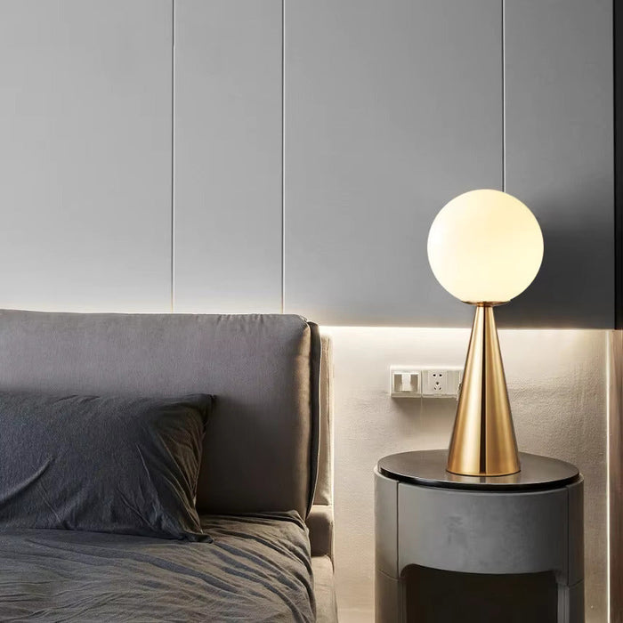 Nowoczesna lampa stołowa z matowego szkła i złotym wykończeniem, o rzeźbiarskim design 3
