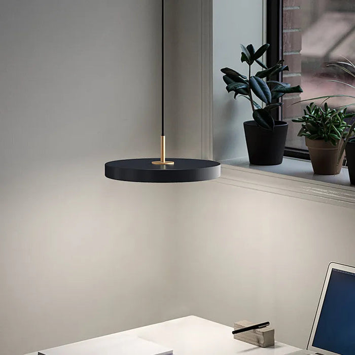 Nowoczesna Lampa Wisząca Okrągła z Aluminium i Żelaza – Czarna z Mosiężnymi Akcentami do Salonu i Jadalni 3