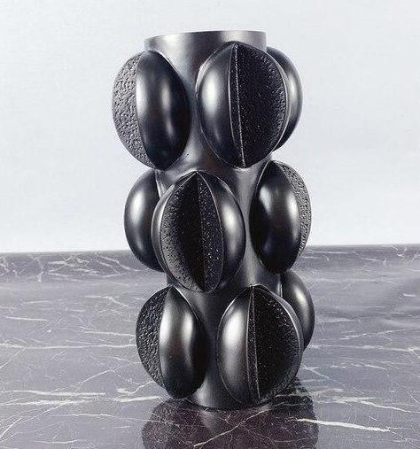 Nowoczesna Spiralna Waza z Żywicy w Kolorze Czarnym i Białym – Elegancka Dekoracja do Wnętrz 30x15x15 cm 0