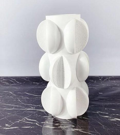 Nowoczesna Spiralna Waza z Żywicy w Kolorze Czarnym i Białym – Elegancka Dekoracja do Wnętrz 30x15x15 cm 4