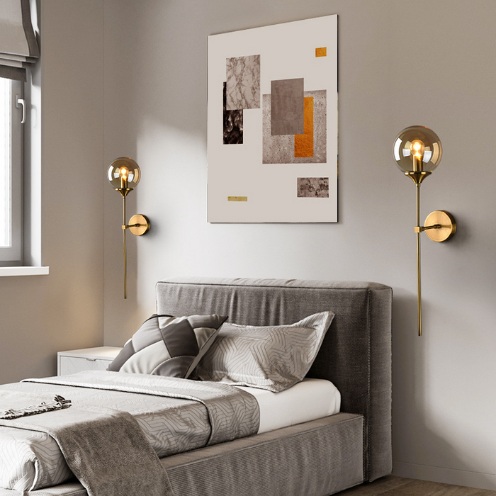 Nowoczesny Kinkiet Ścienny z Przydymioną Szklaną Kulą i Złotą Ramą – Idealny do Sypialni i Salonu 3