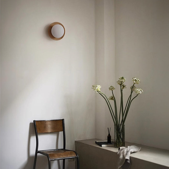 Kinkiet Ścienny z Naturalnego Drewna – Biała Lampa Minimalistyczna do Sypialni i Salonu 2