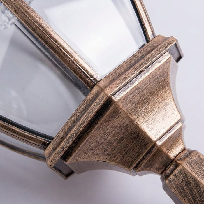 Latarnia zewnętrzna słoneczna z zintegrowanym LED w retro stylu, wykonana z aluminium i szkła, emitują 3