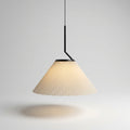 Lampa wisząca z plisowanym kloszem w kremowej tkaninie, idealna do salonu, oferująca ciep 0