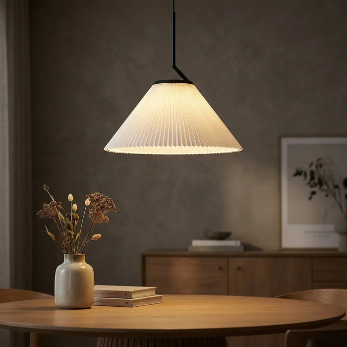 Lampa wisząca z plisowanym kloszem w kremowej tkaninie, idealna do salonu, oferująca ciep 1