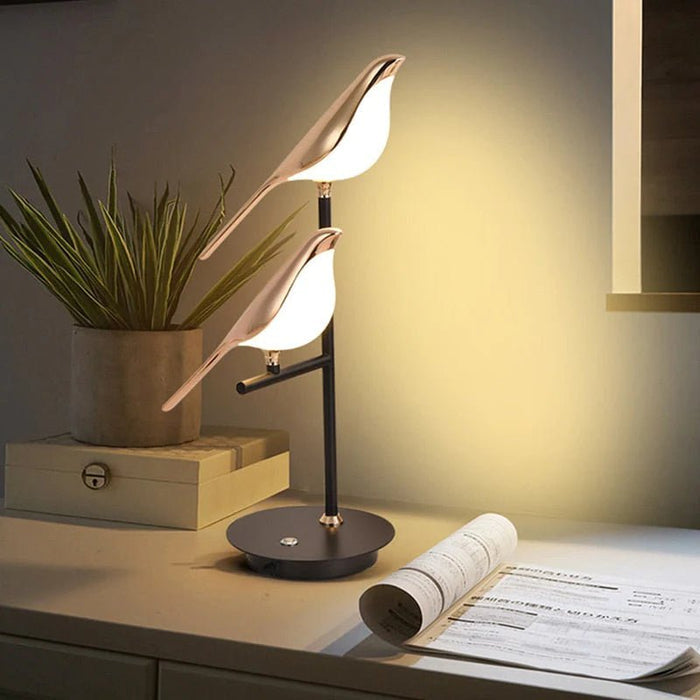 Postmodernistyczna Lampa Stołowa LED z Złotym Ptakiem – Elegancka Lampka do Salonu i Sypialni 1