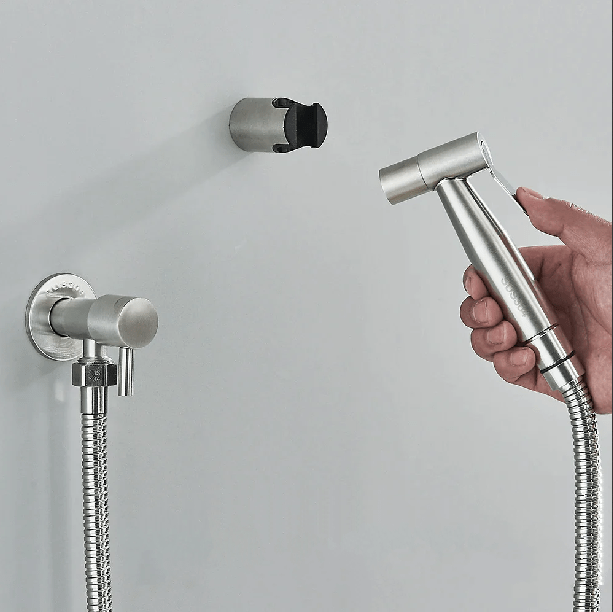 Ergonomiczny Ręczny Bidet Premium z Regulowanym Ciśnieniem Wody – Srebrny i Czarny, Stal Nierdzewna i ABS 4