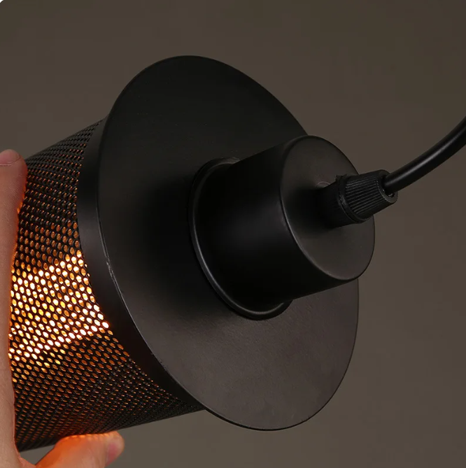 Lampa wisząca retro-industrialna z regulowanym kablem i perforowanym kloszem, idealna do salonu i 3