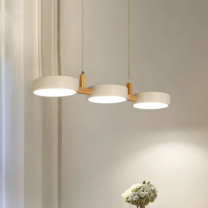 Skandynawska lampa wisząca z metalowymi i drewnianymi akcentami – nowoczesny, minimalistyczny design 11