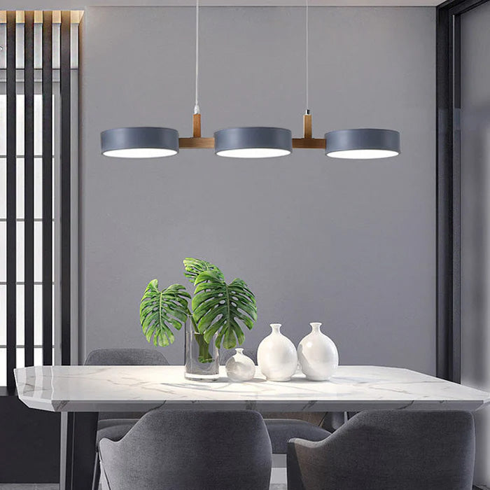 Skandynawska lampa wisząca z metalowymi i drewnianymi akcentami – nowoczesny, minimalistyczny design 10