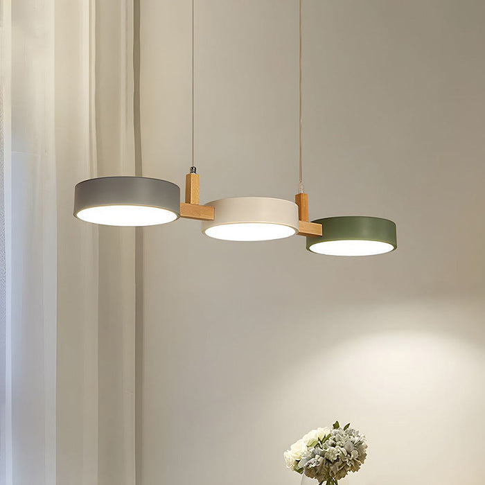 Skandynawska lampa wisząca z metalowymi i drewnianymi akcentami – nowoczesny, minimalistyczny design 1