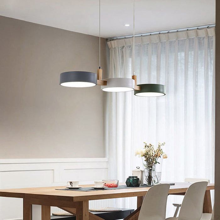 Skandynawska lampa wisząca z metalowymi i drewnianymi akcentami – nowoczesny, minimalistyczny design 3