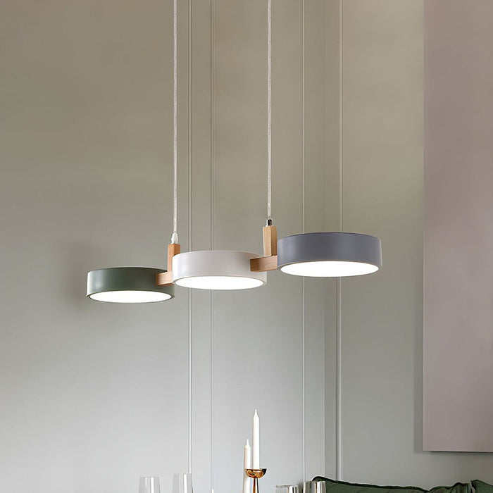 Skandynawska lampa wisząca z metalowymi i drewnianymi akcentami – nowoczesny, minimalistyczny design 4