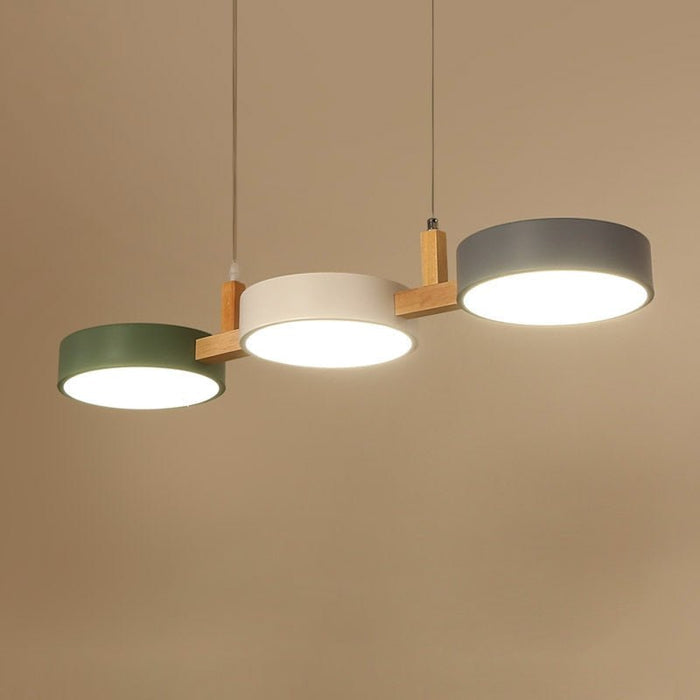 Skandynawska lampa wisząca z metalowymi i drewnianymi akcentami – nowoczesny, minimalistyczny design 5