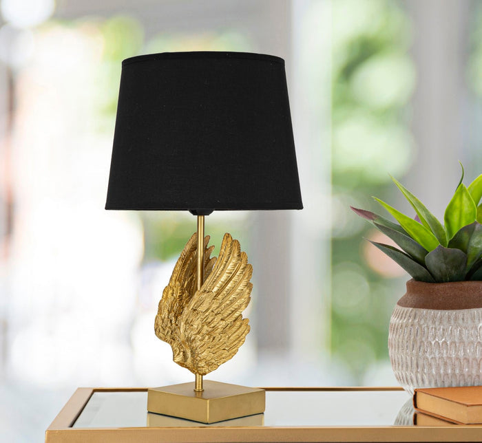 Lampa stołowa rzeźbiona z ciemnym abażurem i złotymi akcentami, idealna do elegan 3