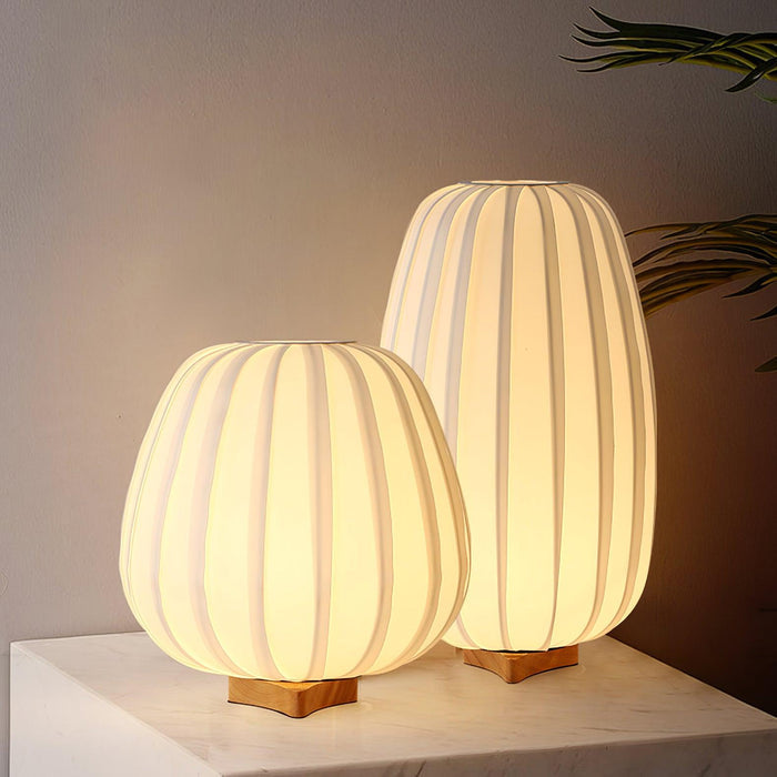Lampa stołowa z tkaninowym abażurem i bambusową podstawą, minimalistyczny czarny design, idealna 4