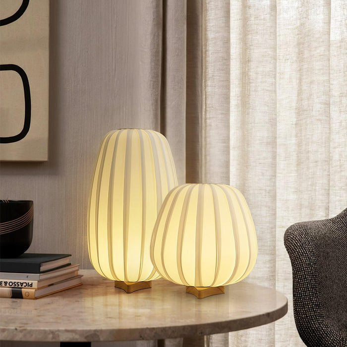 Lampa stołowa z tkaninowym abażurem i bambusową podstawą, minimalistyczny czarny design, idealna 5